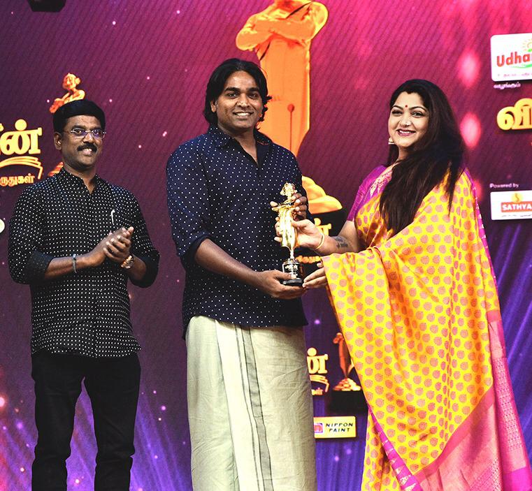 Actor Mr.Vijay Sethupathi received an award @ Anandha Vikatan Cinema Awards 2018 from Actress Mrs.Kushboo in the presence of Mr.K.V.Kathiravan.